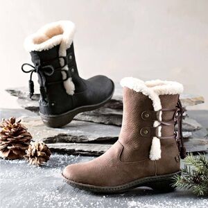 Ugg Akadia Boot in Brown Size 8